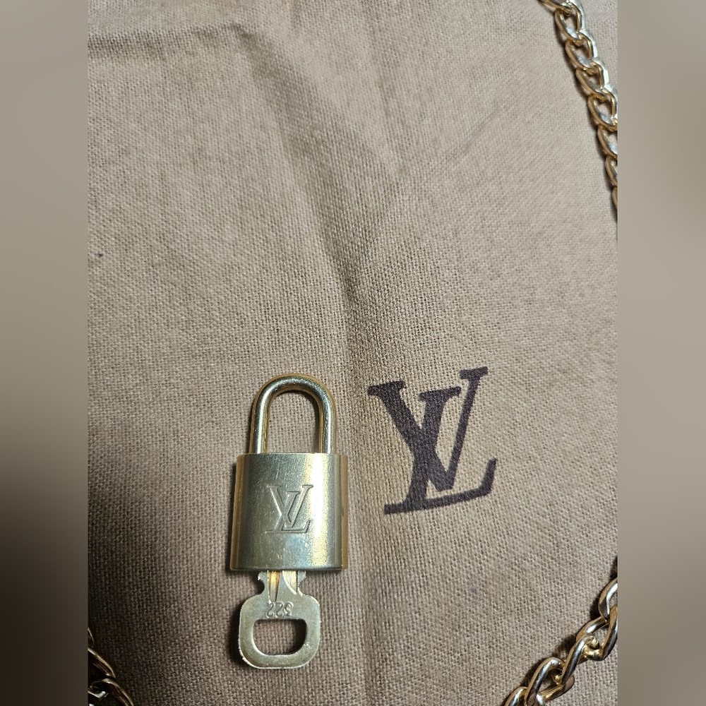 2 Authentic Louis Vuitton Lock & Keys #322 & #323 (Plus 2 unbranded chains) - Picture 3 of 8